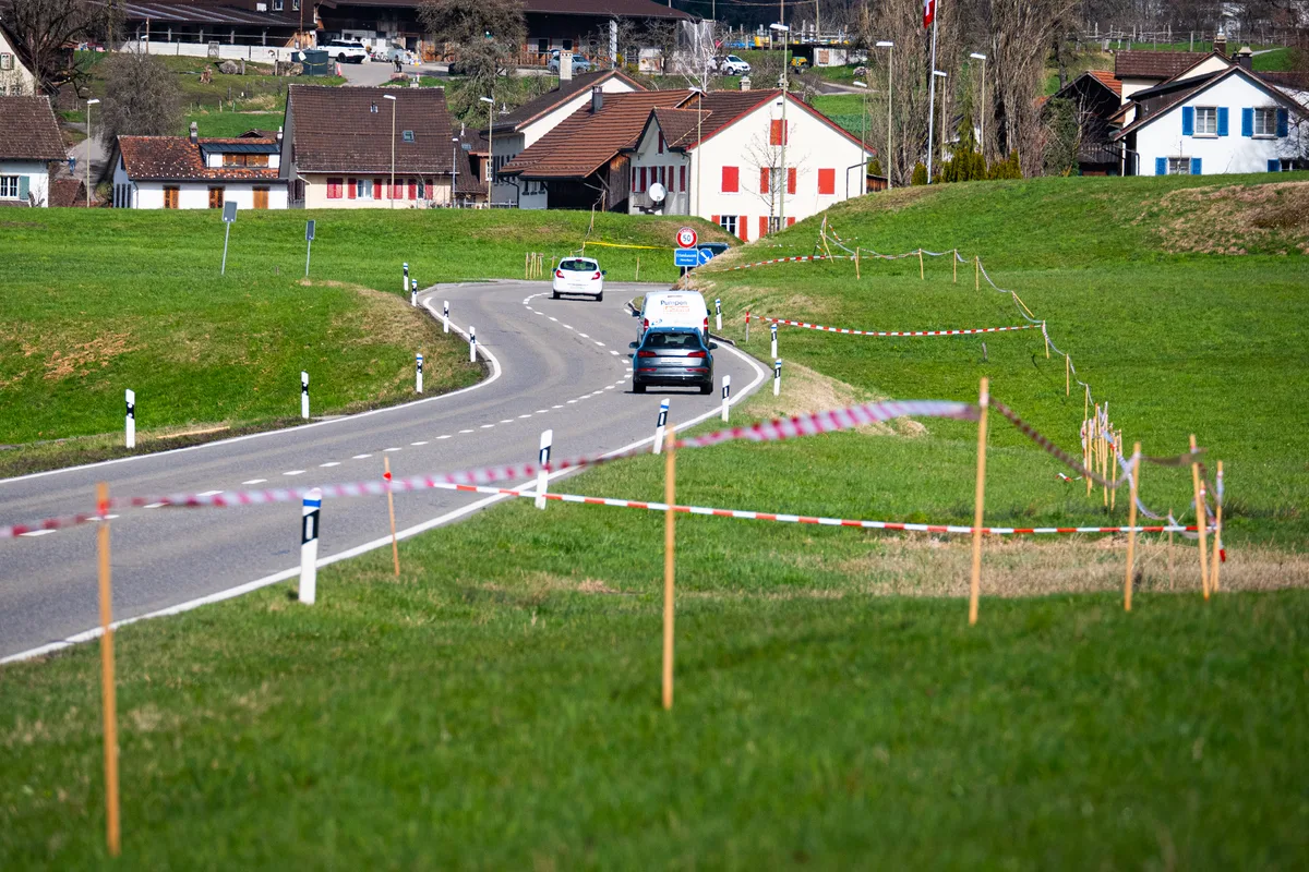 Markierungen für den geplanten Velo- und Gehweg zwischen Ettenhausen und Hinwil.